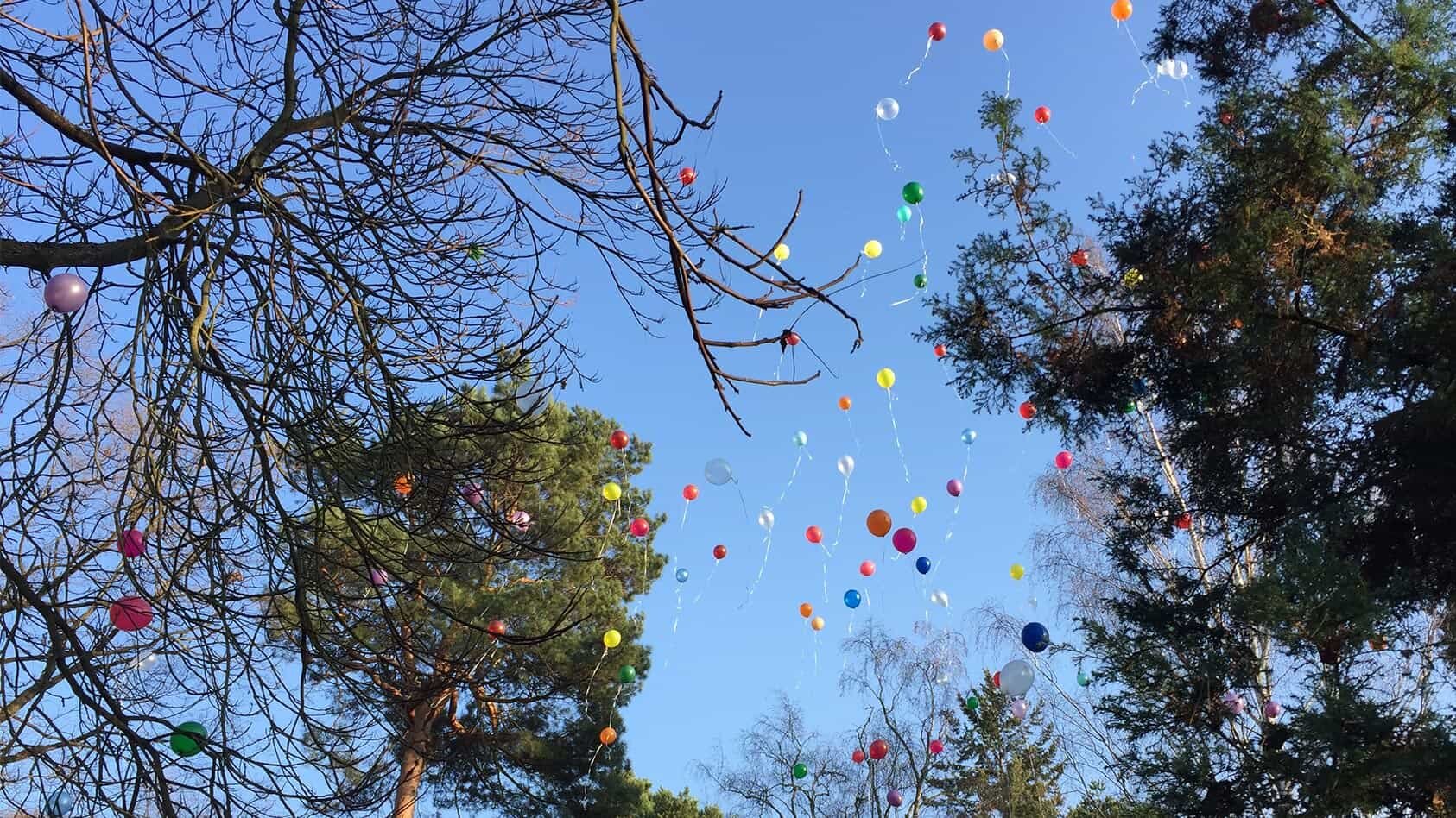 Bestattung und Luftballons