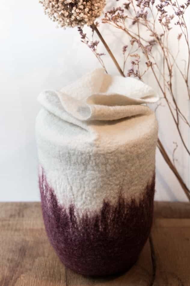 Nachhaltige Urne aus Filz violett weiß