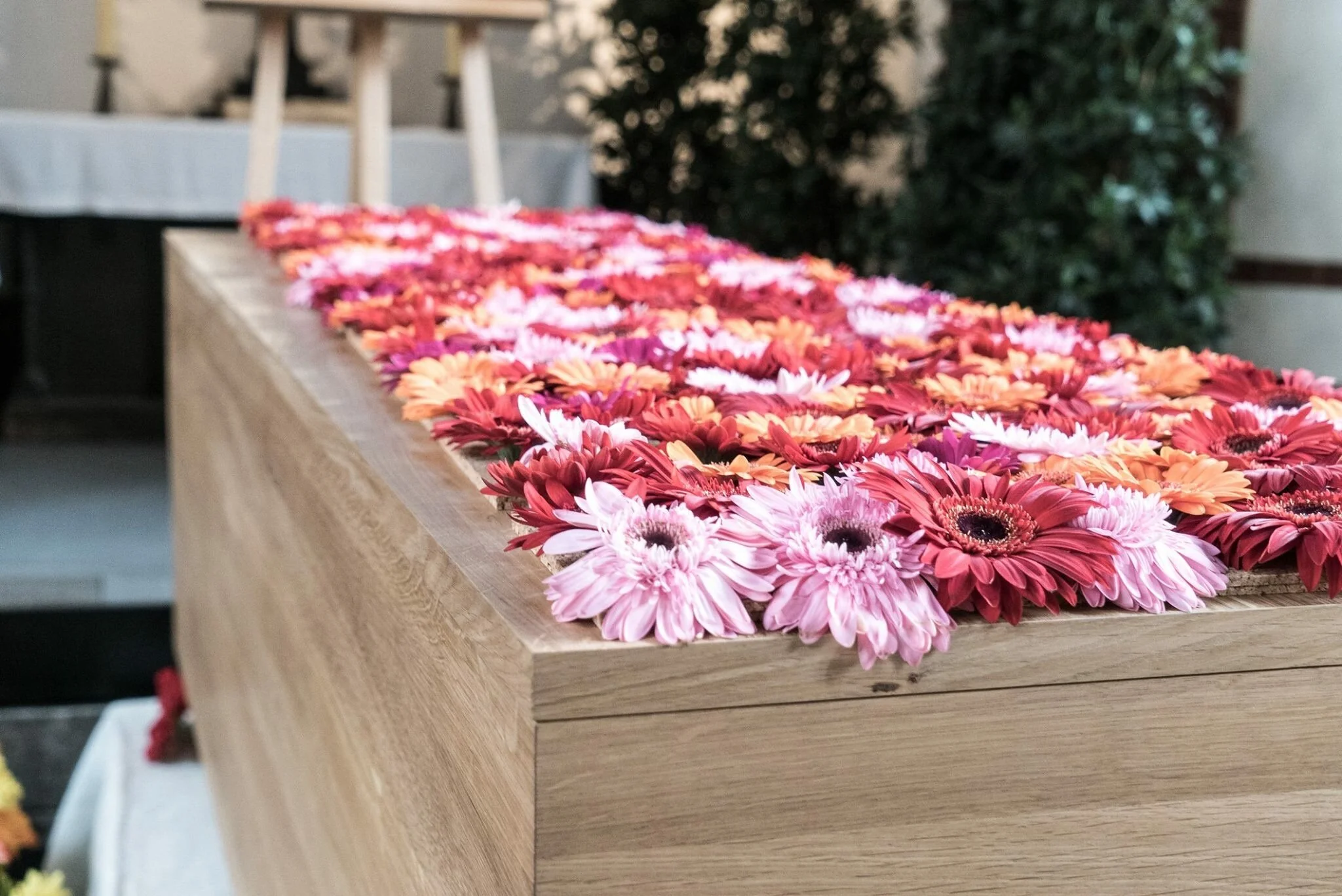 Besondere Blumengestaltung auf einen handgefertigten Sarg