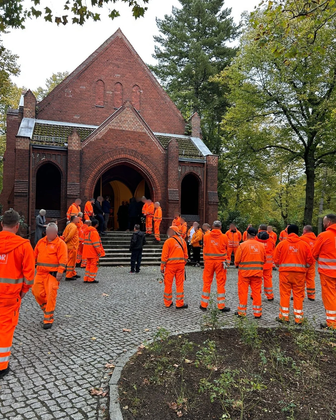 Während die Stadt morgens noch schlief, war er mit seinen Kollegen längst unterwegs.
Heute fegen sie keinen Platz – heute begleiten sie ihn auf seinem letzten Weg.
Orange gegen das Grau.
Ein letztes Mal zusammen. 🧡
#letzerweg #orang