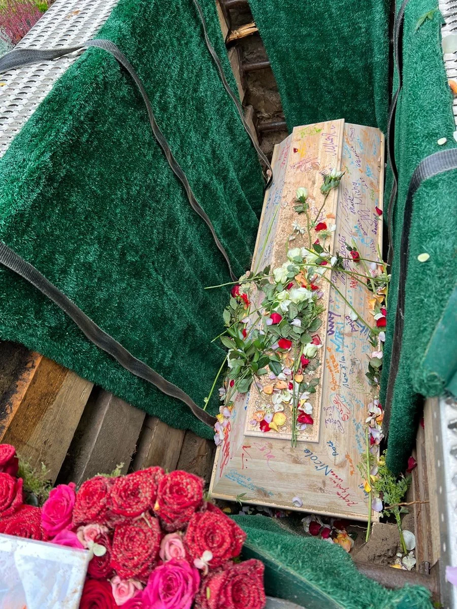 Erdbestattung mit herabgelassenem Sarg bei Zeremonie