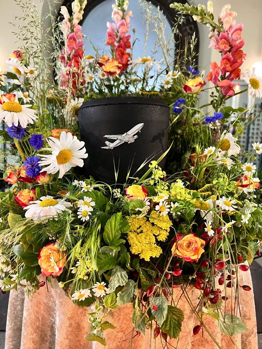 Urne für Feuerbestattung mit Blumen aufgebahrt