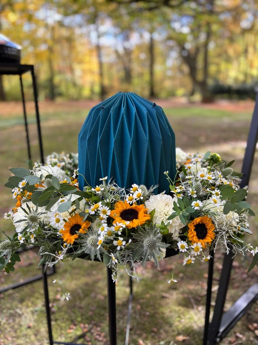 Urne für Feuerbestattung mit Blumen aufgebahrt