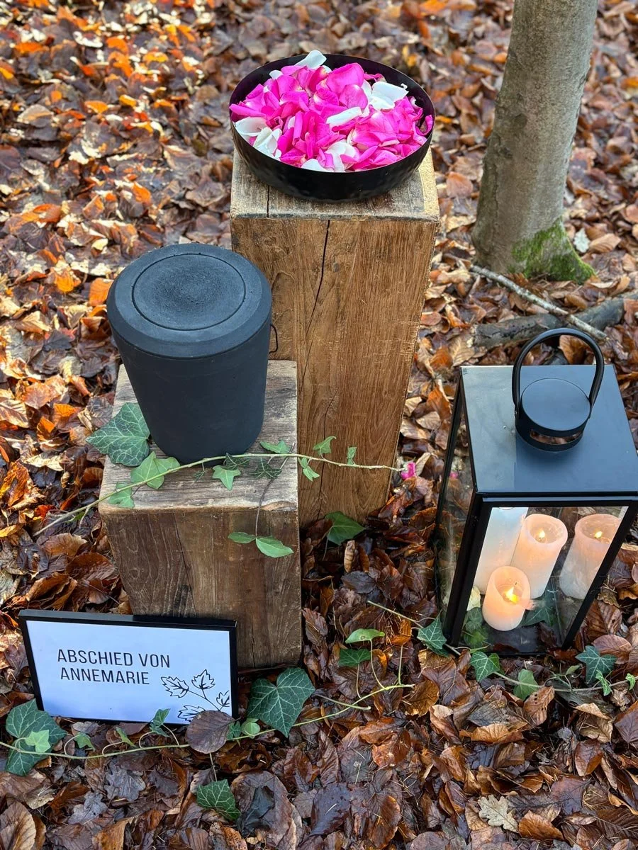 Abschied im Wald mit Blumen und Urne