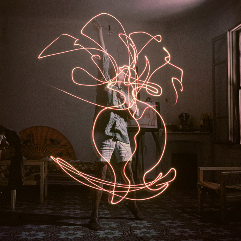 So into this series | "Pablo Picasso 'draws' a vase of flowers with light" shot by Gjon Mili (1949)