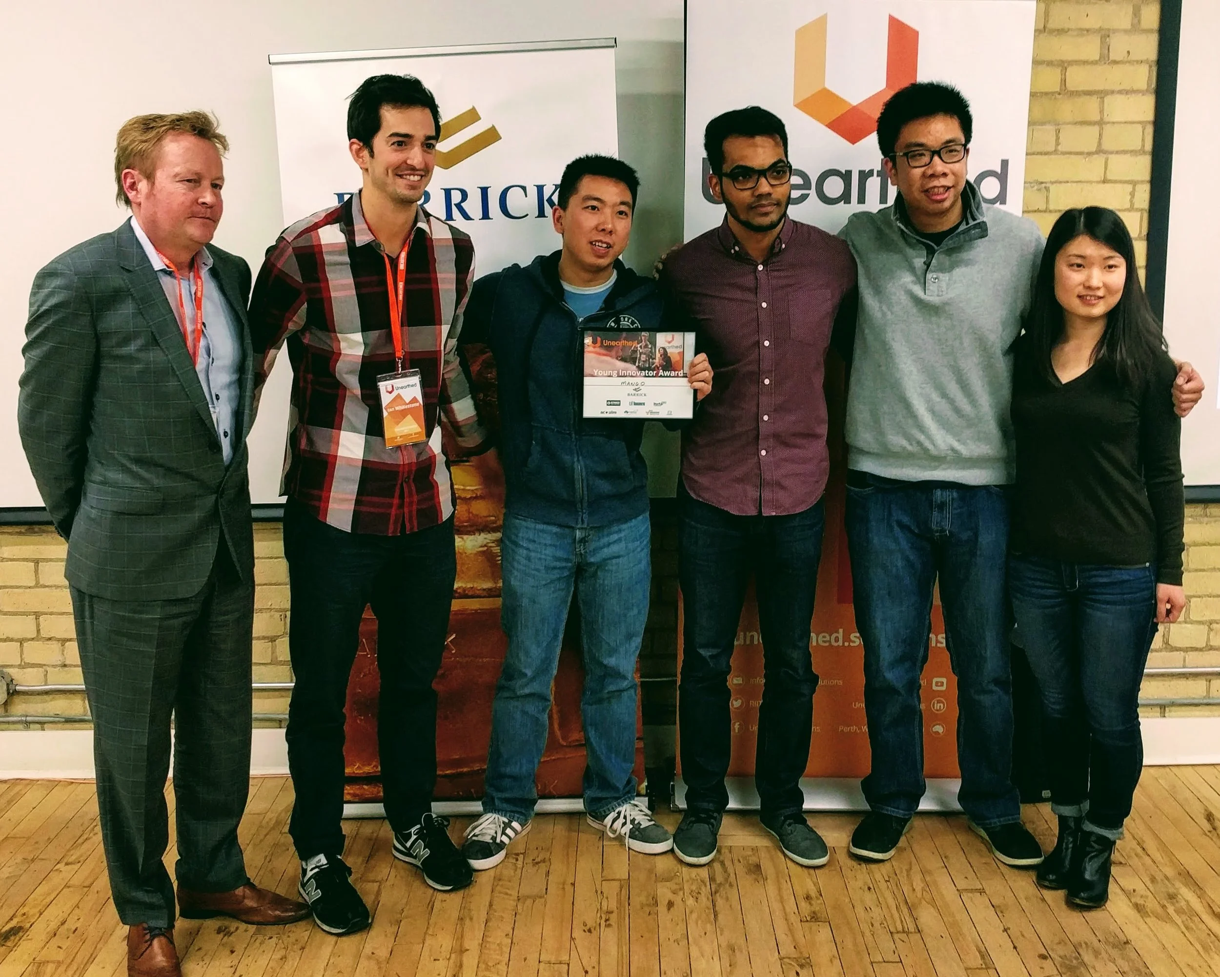 Brad BEchtold of Cisco (left) presenting the Young Innovator award for under-25s to Team Mango.