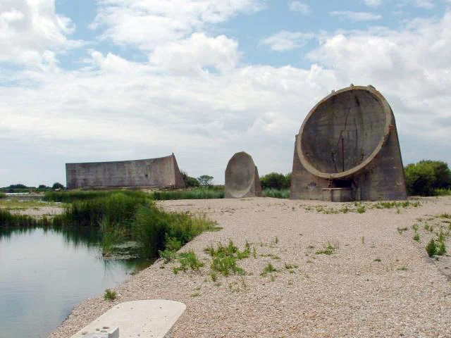 Denge_acoustic_mirrors_March-2005_Paul-Russon.jpg