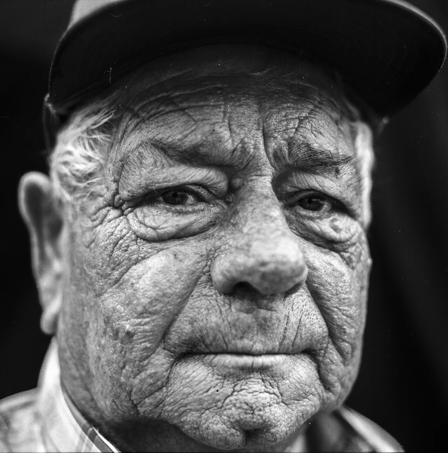 " Life was hard, w e would go out to put food on the table and to buy corn to feed our animals . But th ere was no special gear. The clothes we used in the fields were the same clothes we used at sea. We were wet and cold all the time and we used wet blankets to warmup and take shelter from the wind. " José Dinis
