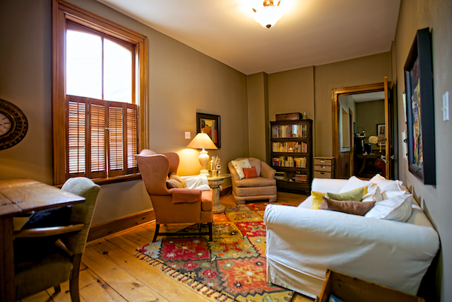 640 sitting room 2.jpg