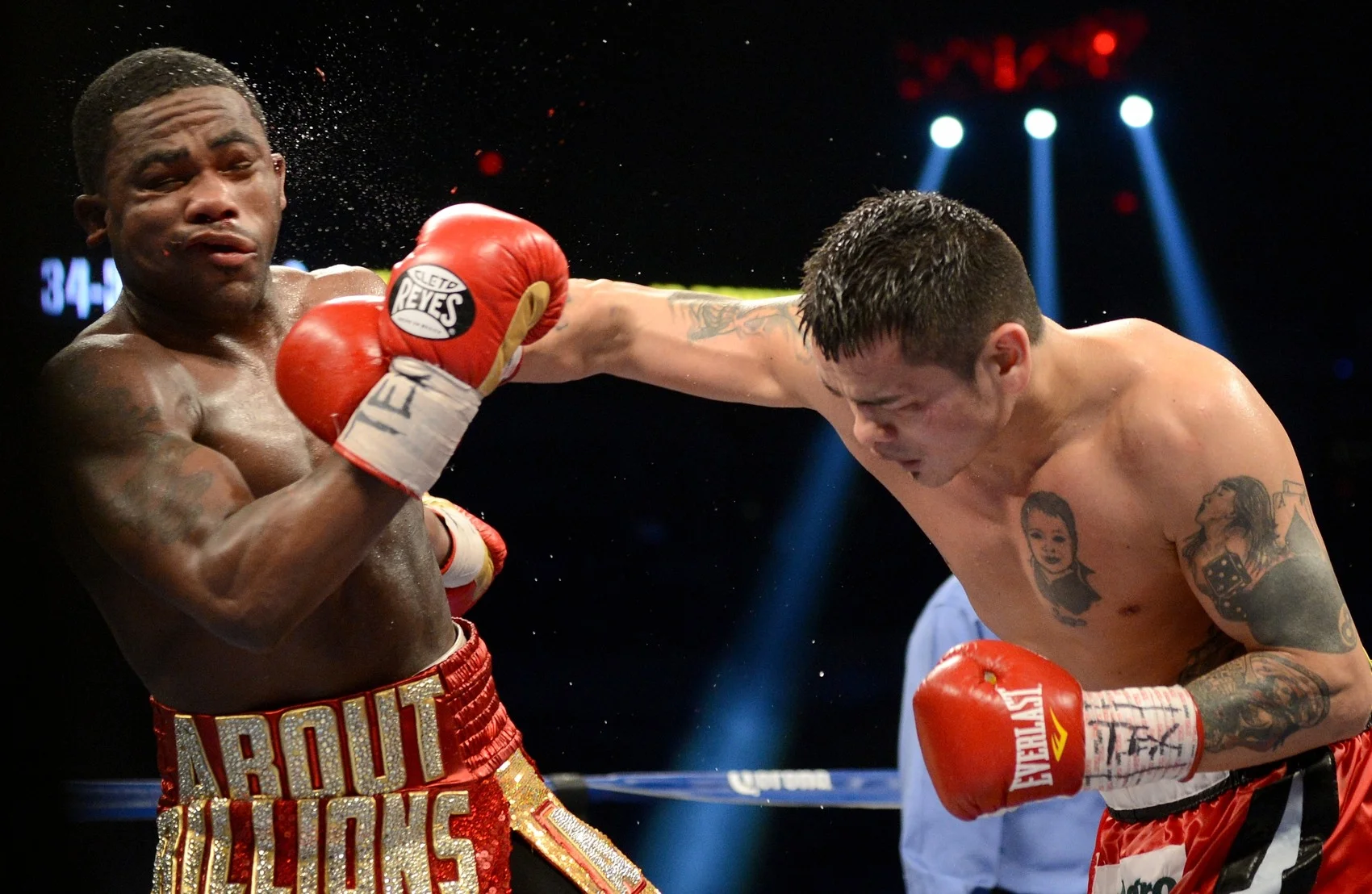 Marcos Maidana with a right hand on Adrien Broner. Photo: Naoki Fukuda/RingTV