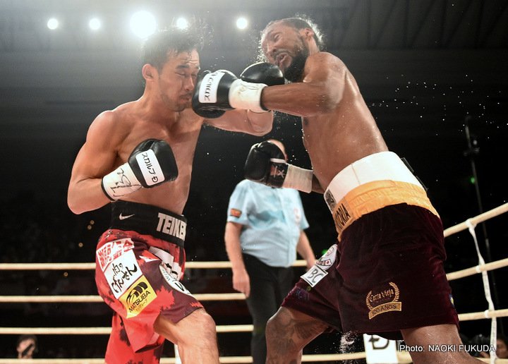 Yamanaka and Moreno trade punches. Photo: Naoki Fukuda/RingTV
