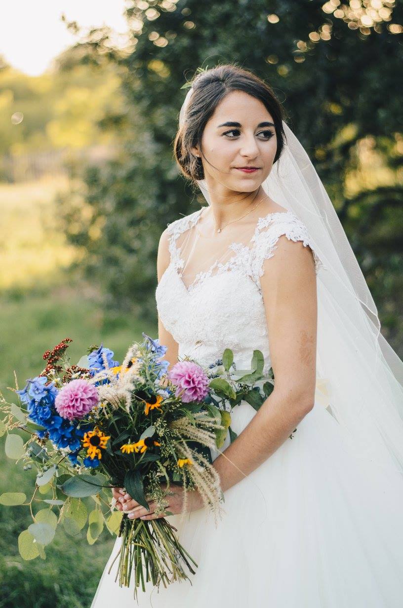These outdoor shots captured by Kat/Eye Studios are absolutely stunning. The evening light was perfect, and this wildflower bouquet blends naturally. Photo credit: Kat/Eye Studios