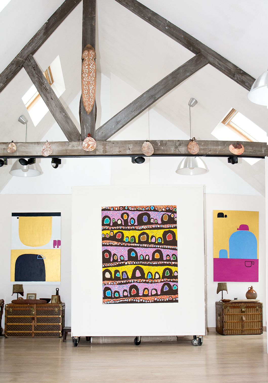 De gauche à droite : l'artiste Naomie Hobson, Linda Napurrula d'Ikuntji, Naomie Hobson. © Ikuntji artists © Lockhart River art centre