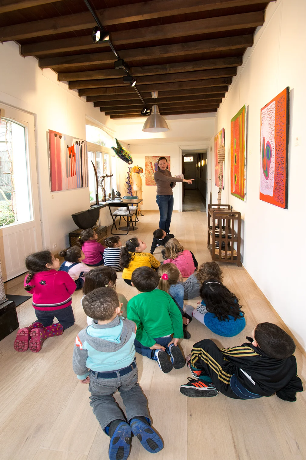 Visite des enfants et spontanéité face à l'art Aborigène