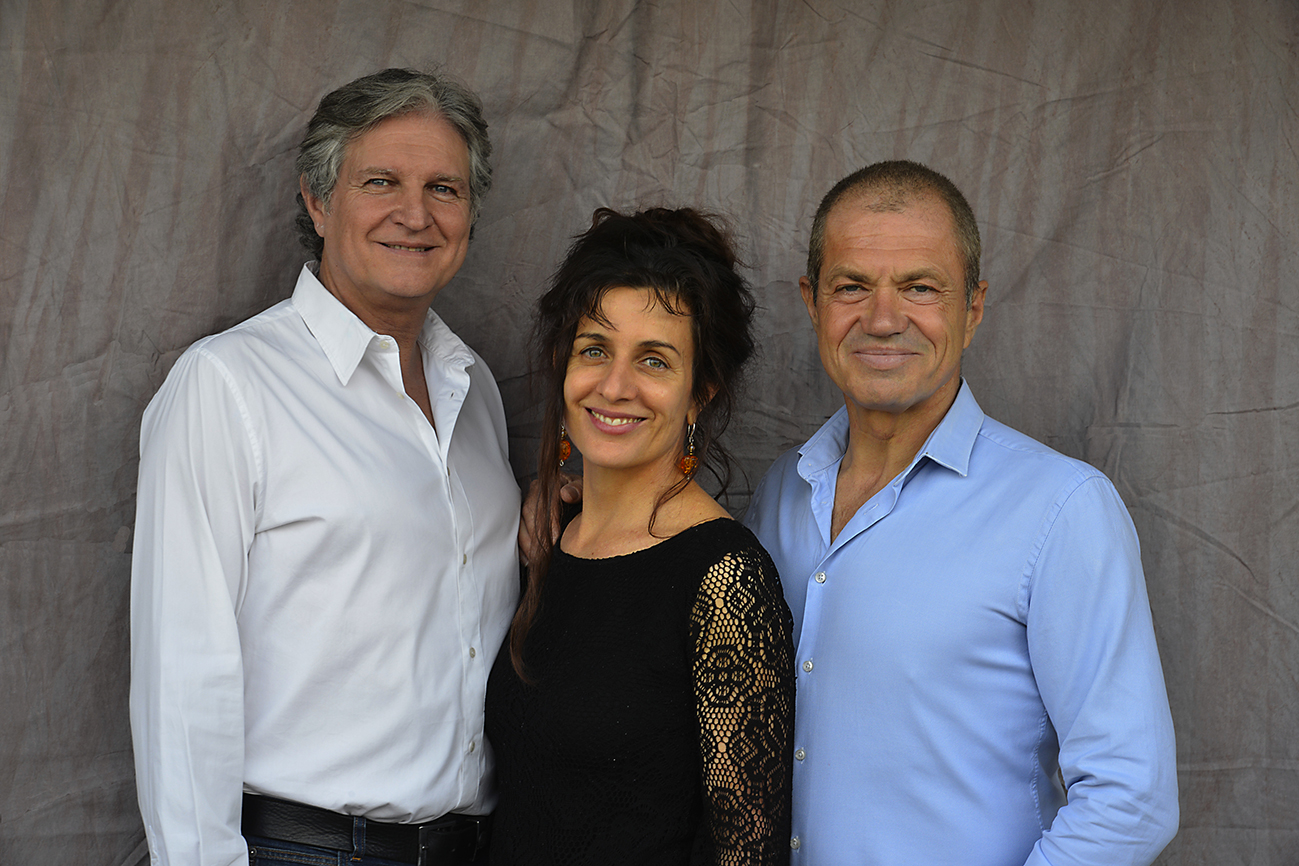 Au milieu, la co-commissaire d'exposition Erica Izett, entourée à gauche par les collectionneurs d'art Aborigène Francis Missana et Marc Sordello. © Photo with the courtesy of Jacques Tomasini.