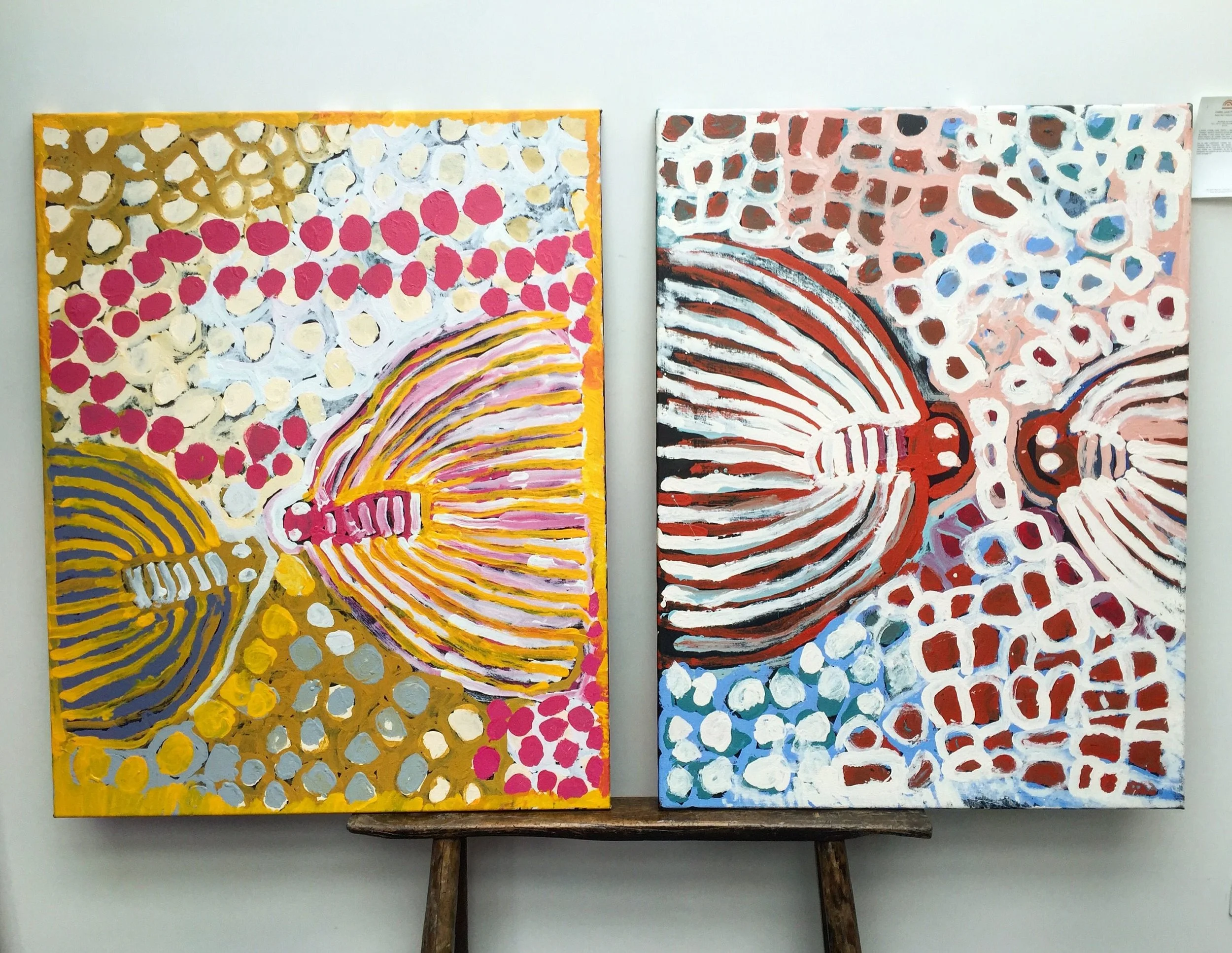 Vue de l'installation en cours. Deux œuvres de l'artiste Harry Tjutjuna (1930). Titre : Spider Man Dreaming Time stories. Format : 120 x 90 cm. © Photo : Aboriginal Signature gallery, with the courtesy of the artist and Ninuku Arts.