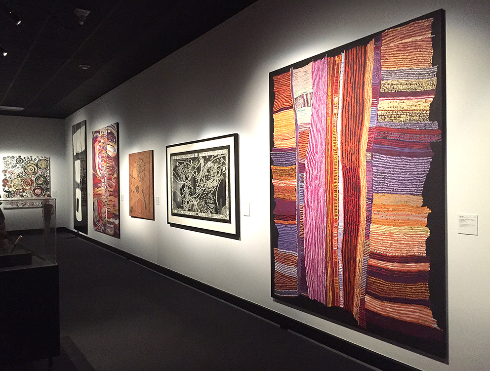 Œuvre de l'artiste Ray Ken au premier plan de Tjala Arts. Finaliste du Telstra-NATSIAA Award 2017 © Photo Aboriginal Signature Estrangin gallery with the courtesy of the artist and the art centre of Tjala.