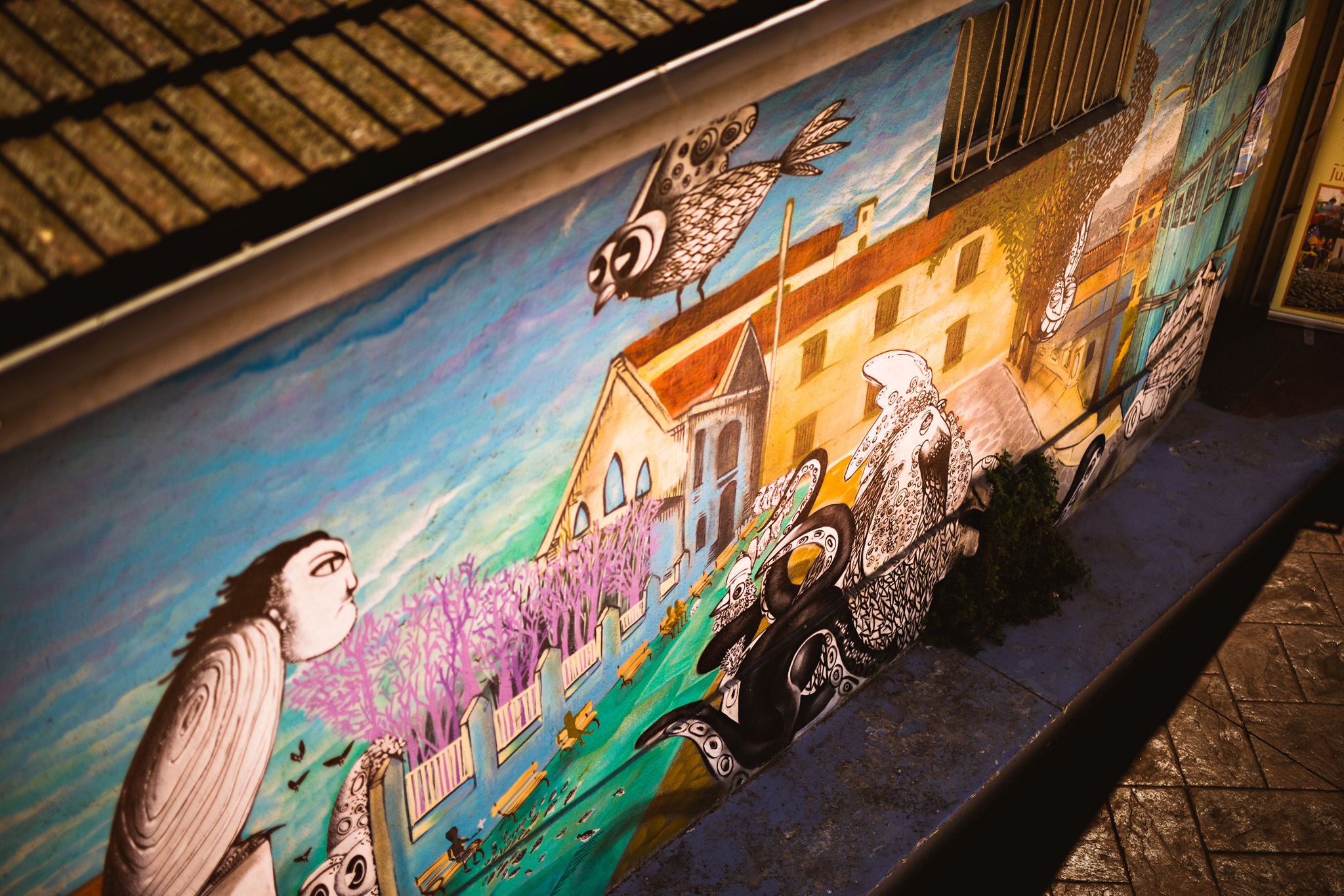 Murals in Valpo are simply fascinating. If you are a fan of street art, you're at the right place.