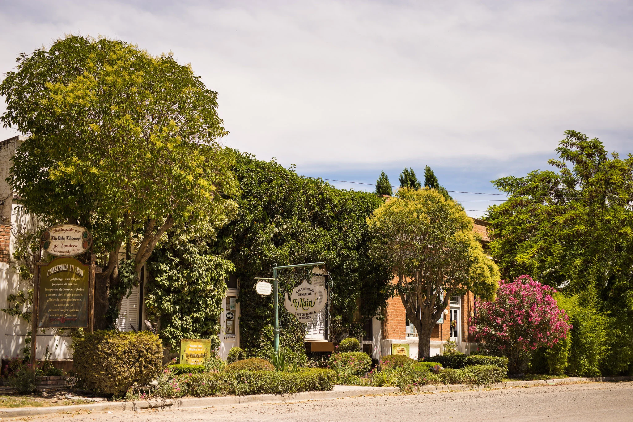 wedding-travellers-argentina-gaiman-tea-house-tea-pot-sign