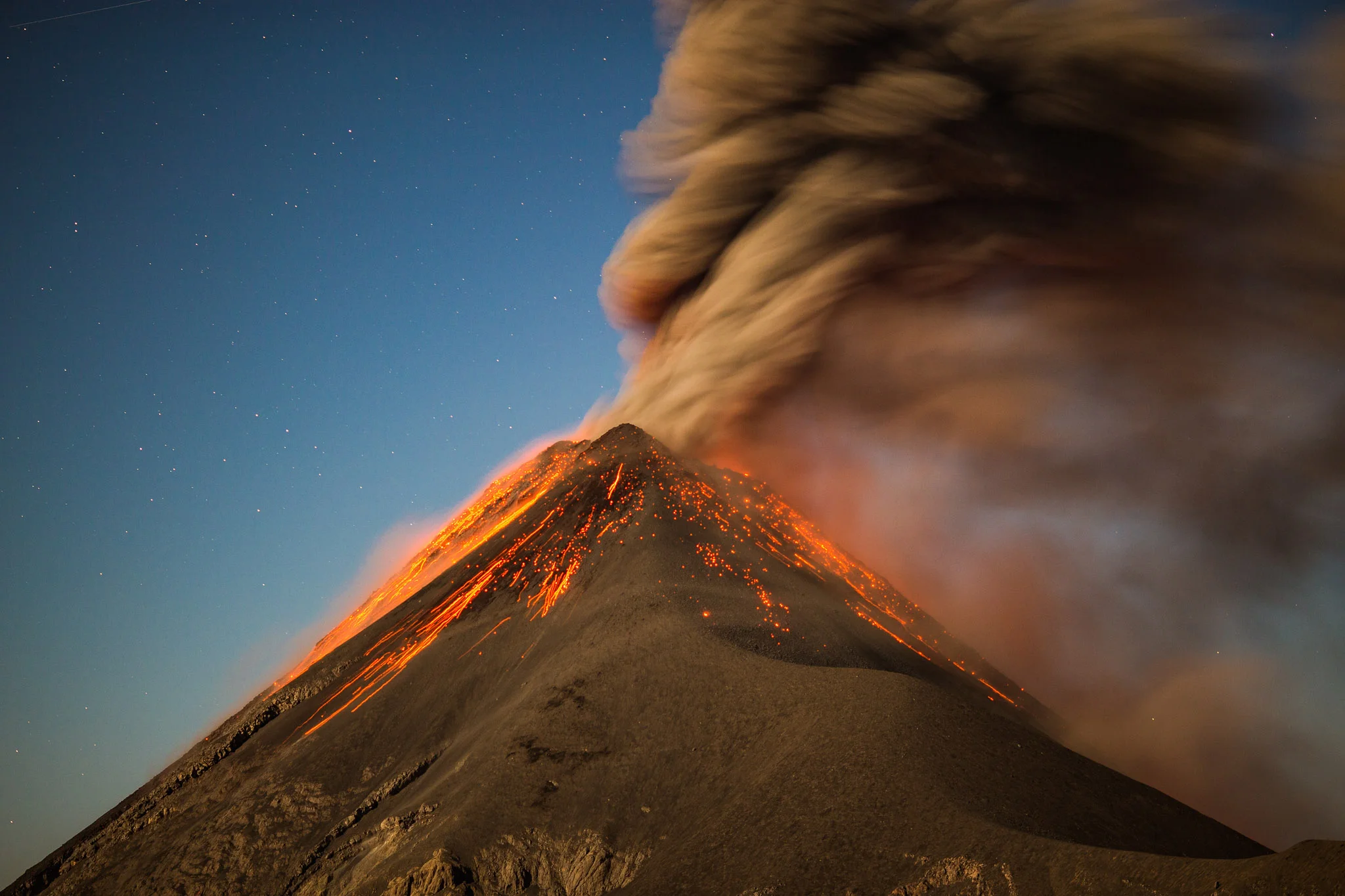 active-volcan-fuego-eruption-acatenango-guatemala-hike-tour-adventure-vanlife.jpg
