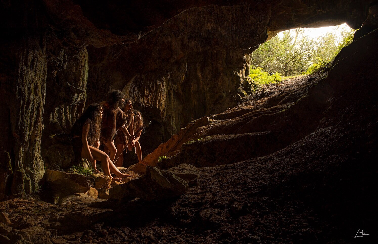  42.000 años antes de nuestra era, una avanzadilla de prospectores de un clan neanderthal costero se adentran en el territorio interior en busca de recursos.  42,000 years before our era, an outpost of prospectors from a coastal Neanderthal clan ente