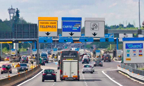 When you enter a toll booth, go to the lane with the money and coins (on the right) if you will pay with cash, go to the "carte" lane (in the middle) if you will pay with a card, do not ever go in Telepass, unless you want a costly ticket