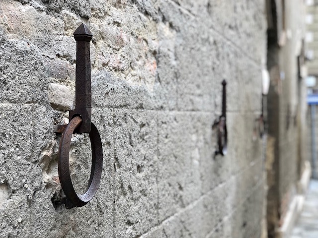 Need a place to tie your horse? We have you covered. Medieval horse-tie hooks line the walls of the buildings along the main street. 
