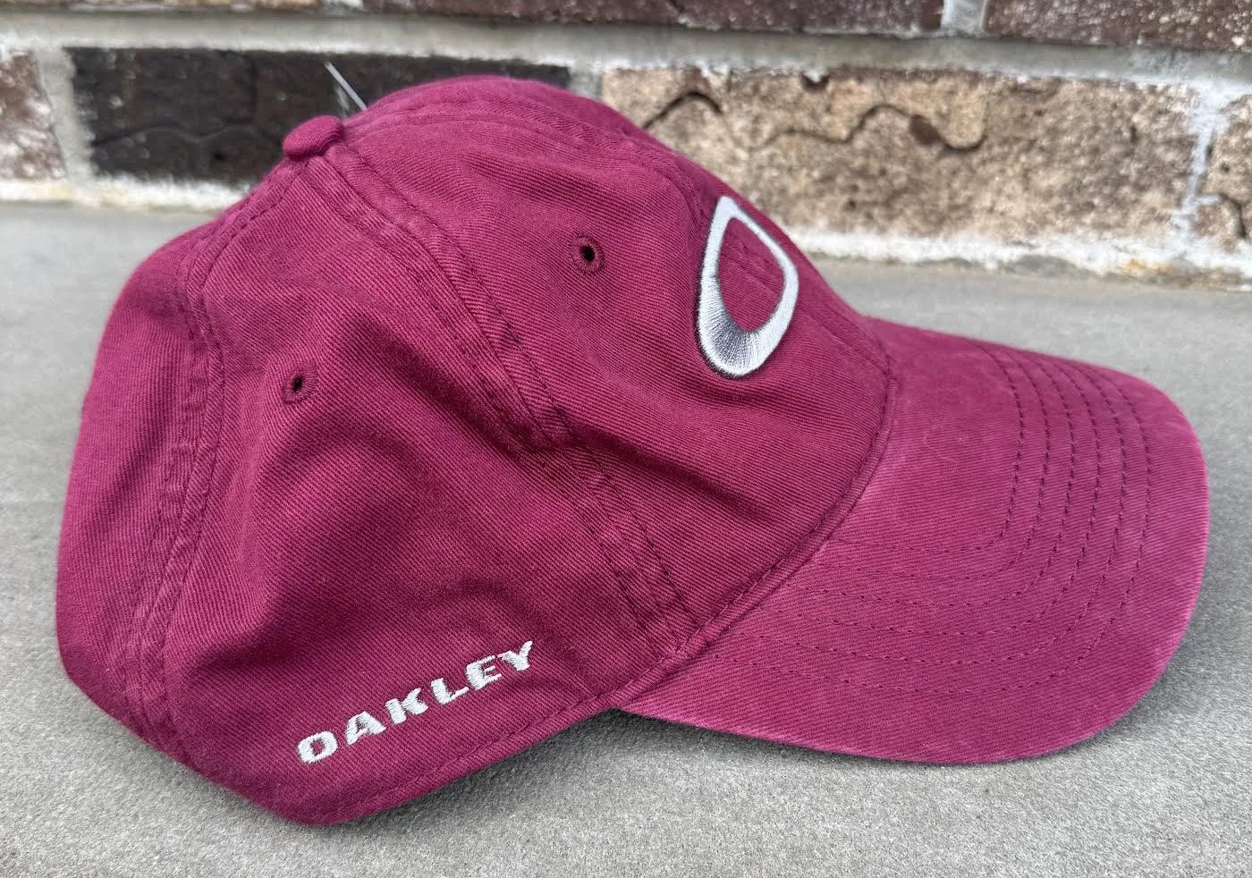 side 2 of Oakley Descover hat.jpg