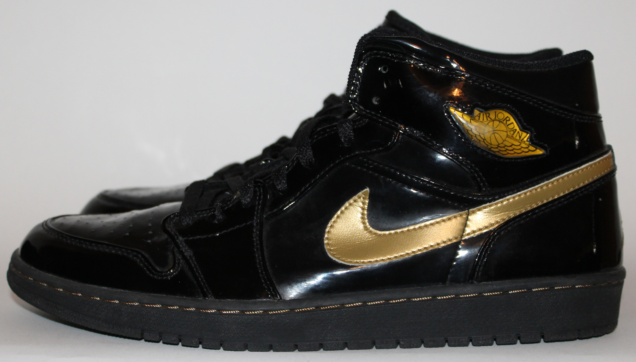 black and gold jordan 1 2003