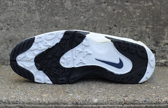 bottom of Nike Canvas SC navy .jpg