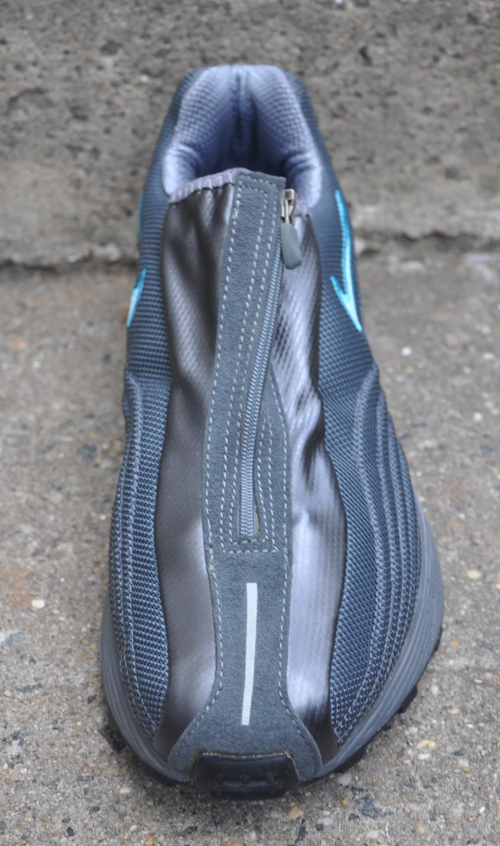 Nike Shox R4+ graphite and skylight cobalt