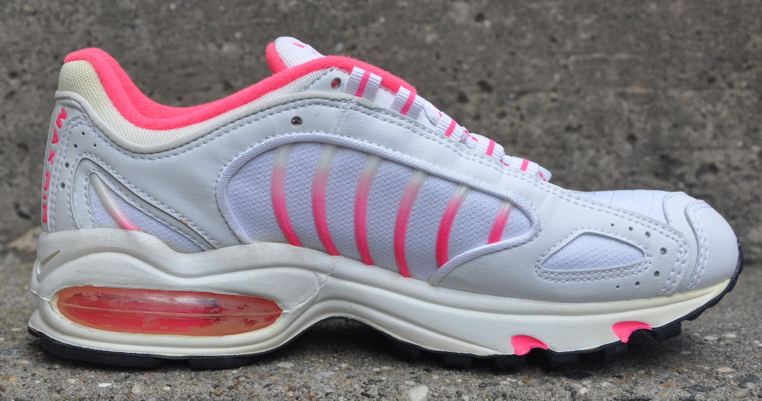 nike tailwind pink