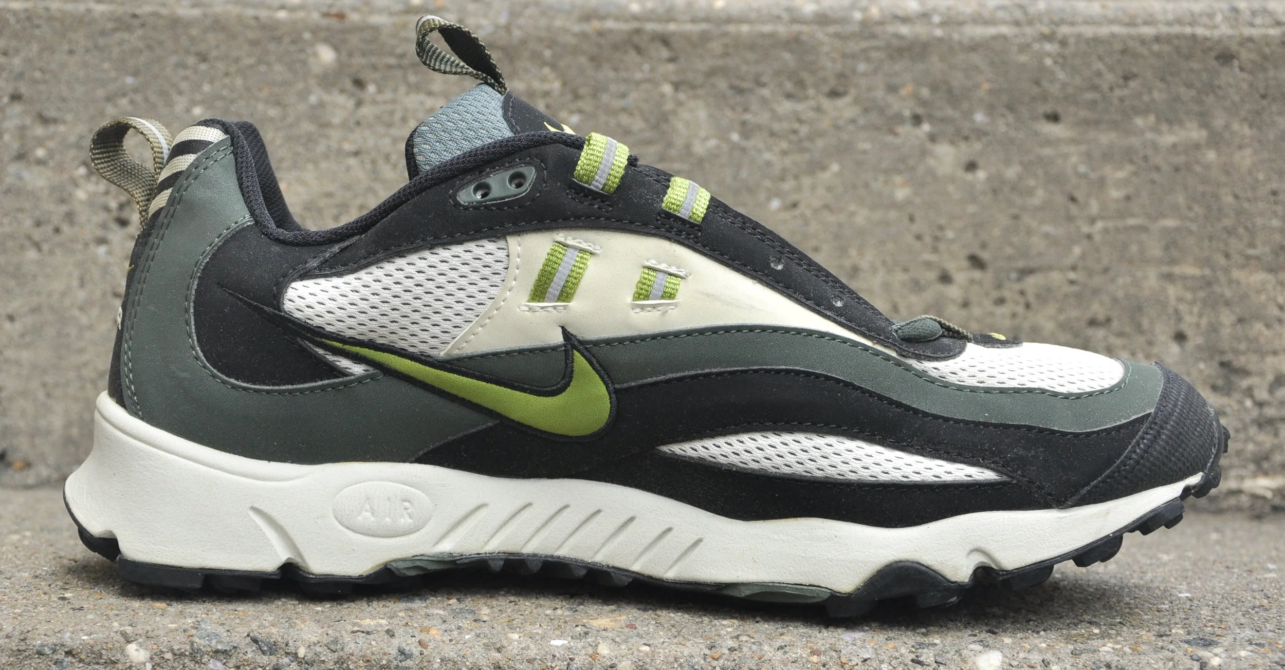 side of nike wintrailia.jpg