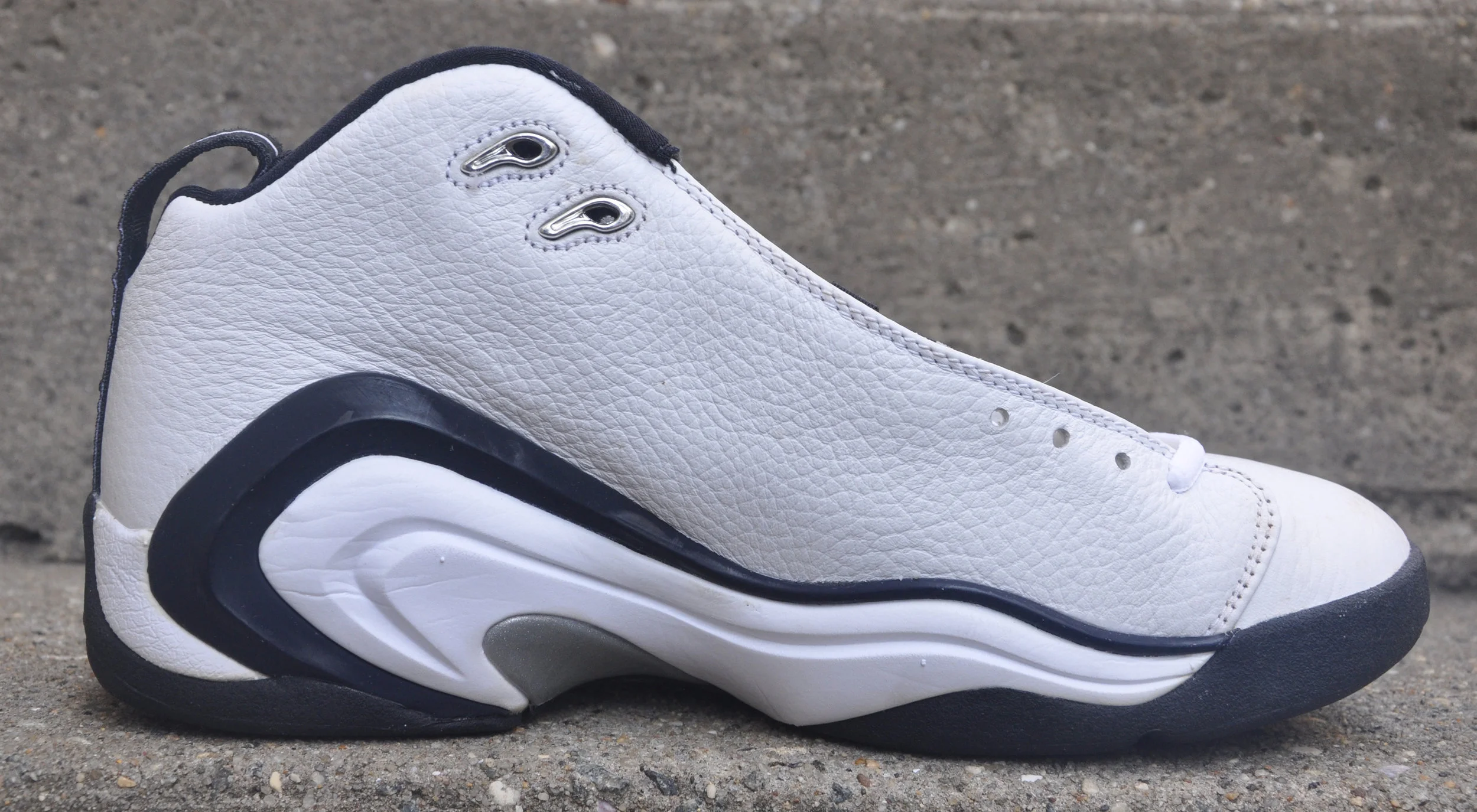 Nike Air Pippen 2 White / Black (Size 8.5) DS — RootsBK