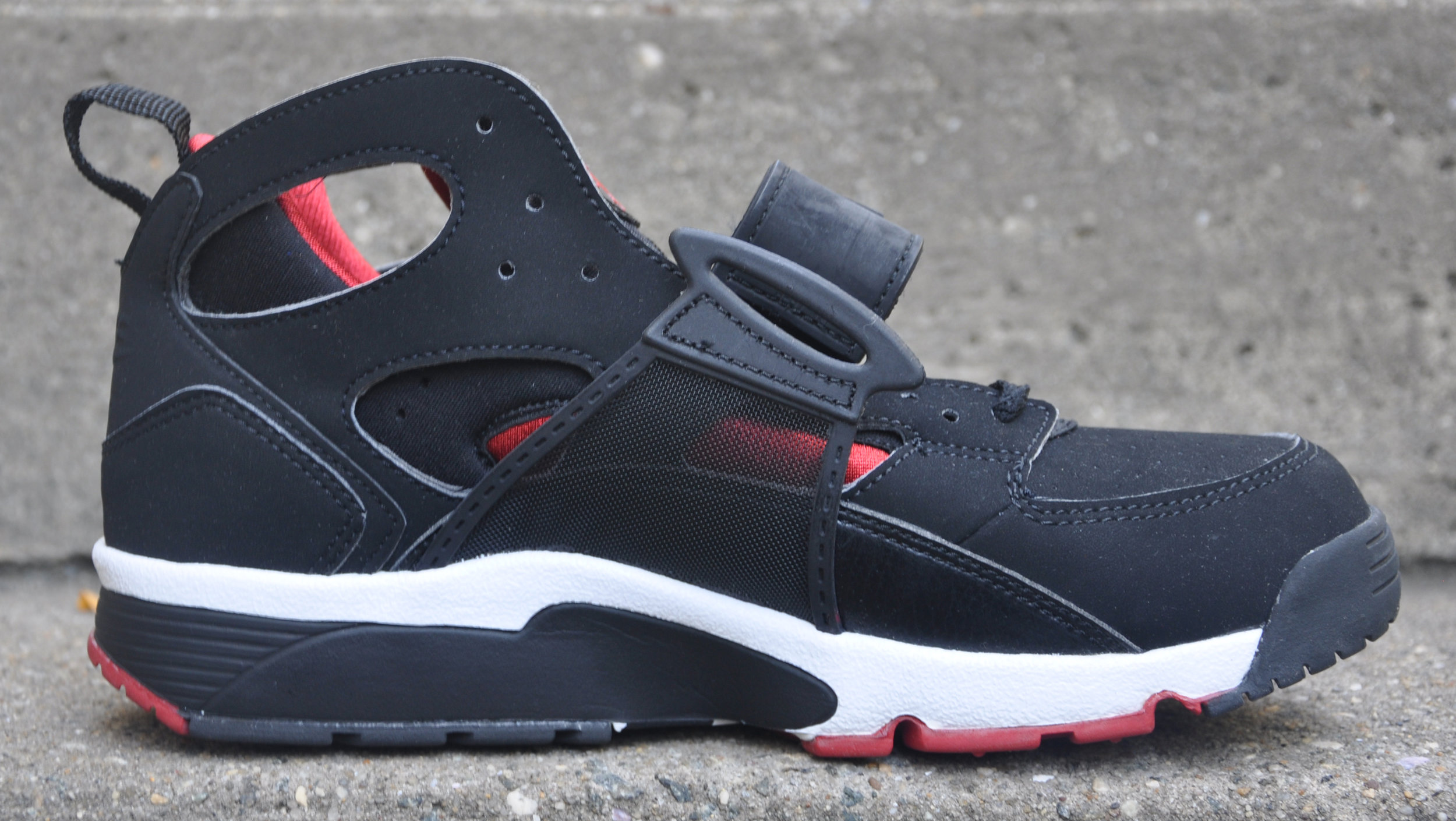 nike air trainer huarache black and white