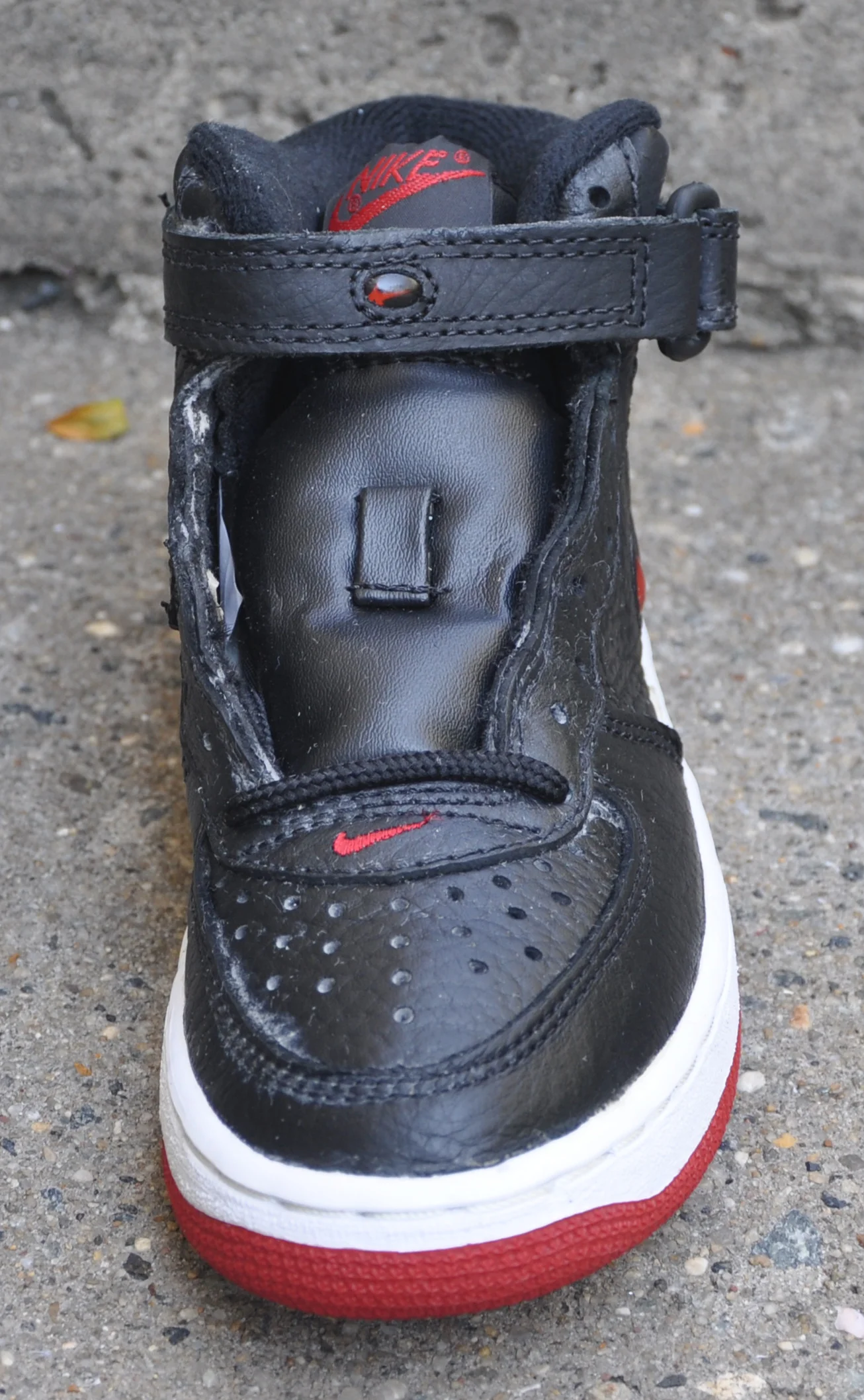 nike air force 1 mid black red