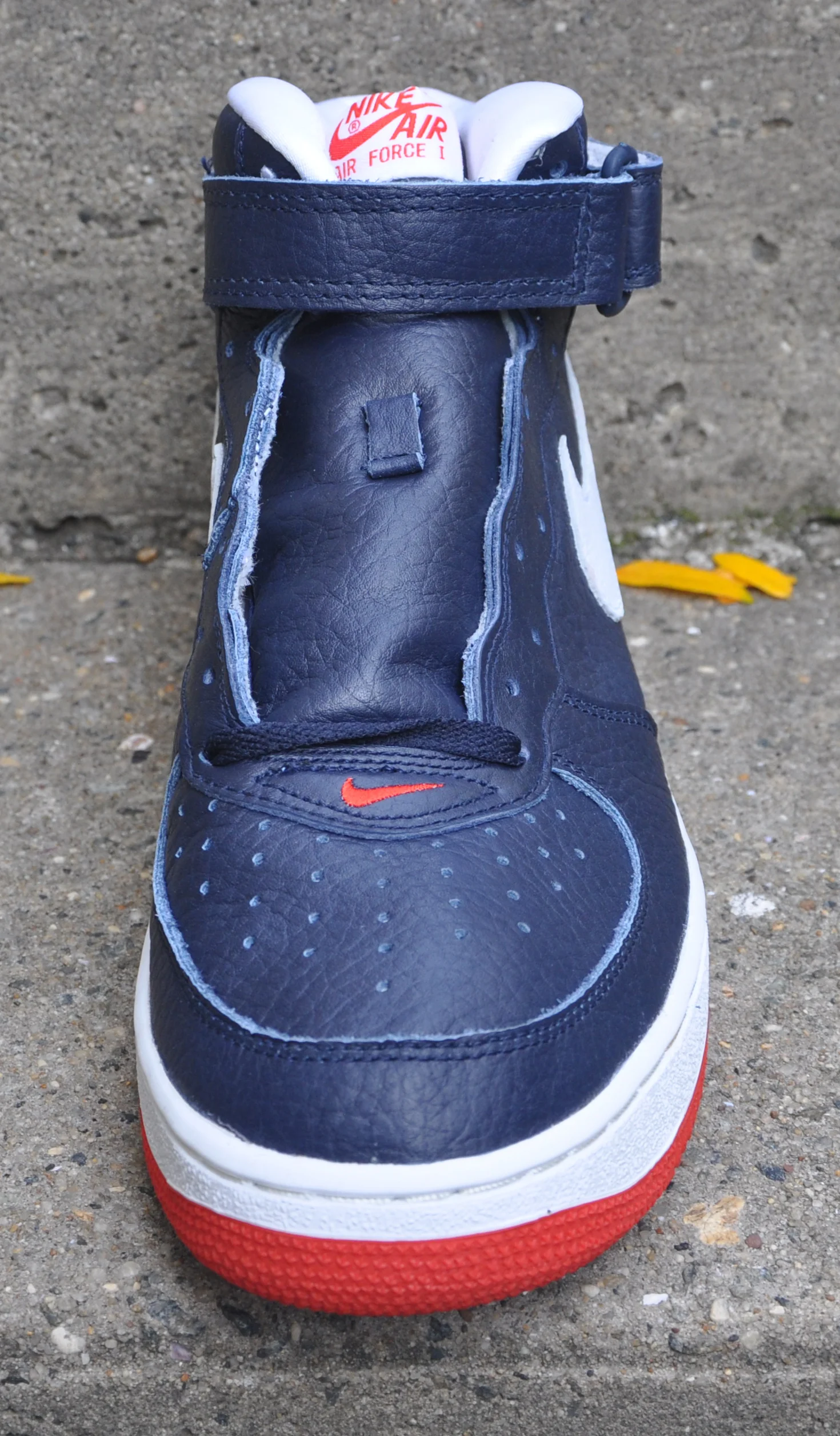 Nike Air Force 1 Mid obsidian and comet red