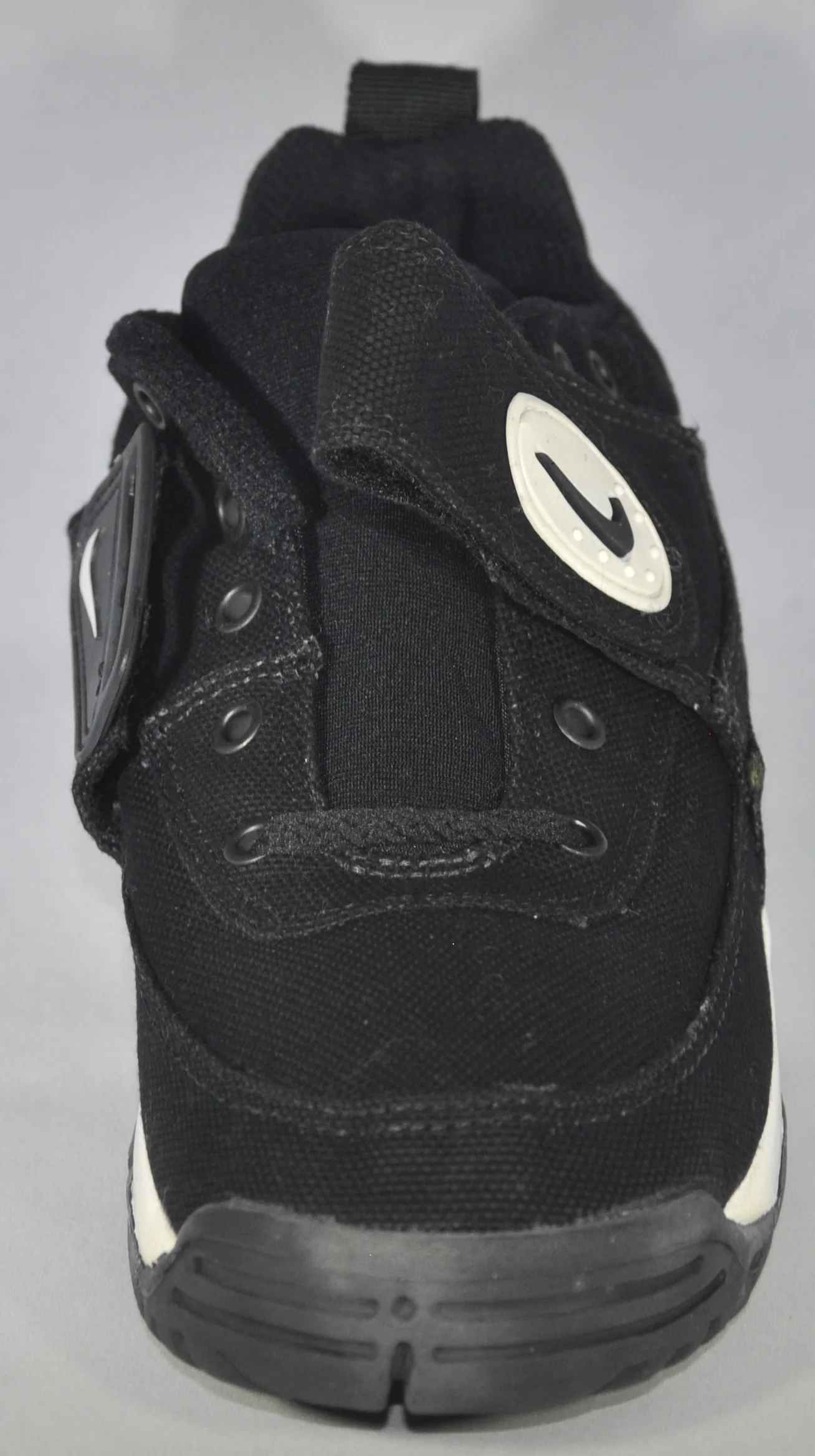 nike air mission black and white