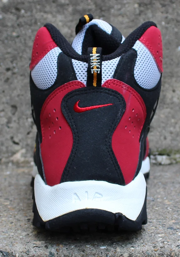 Nike Terra Sertig White, Taxi and varsity red