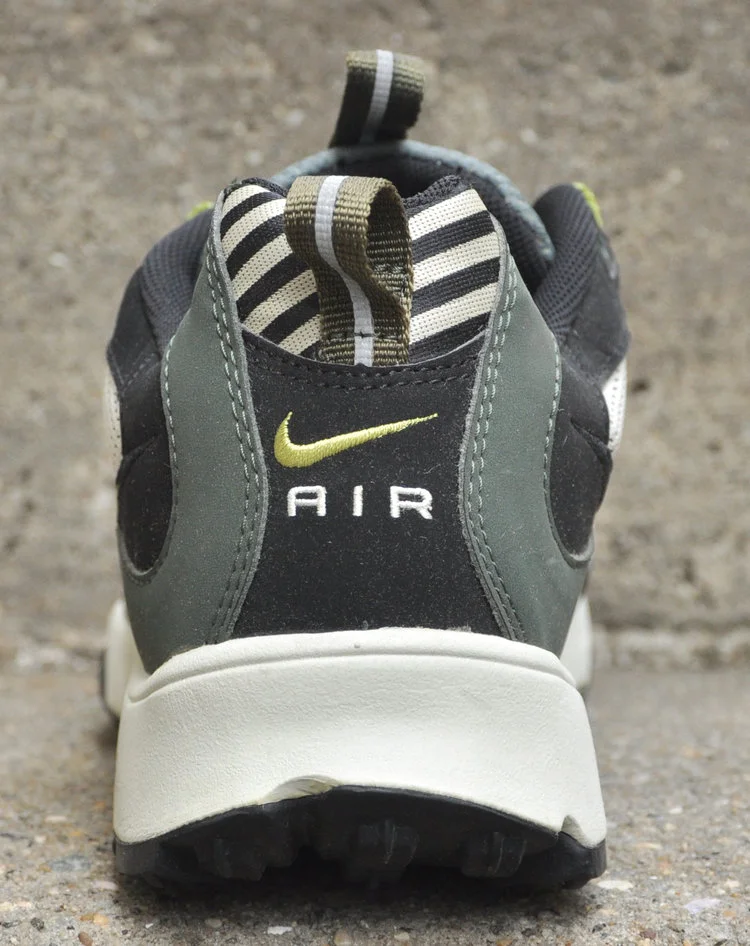 back+of+Nike+wintrailia+.jpg