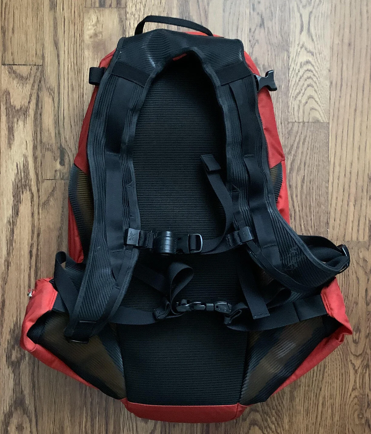 Arc’teryx Chilcotin 20 red Backpacker. 