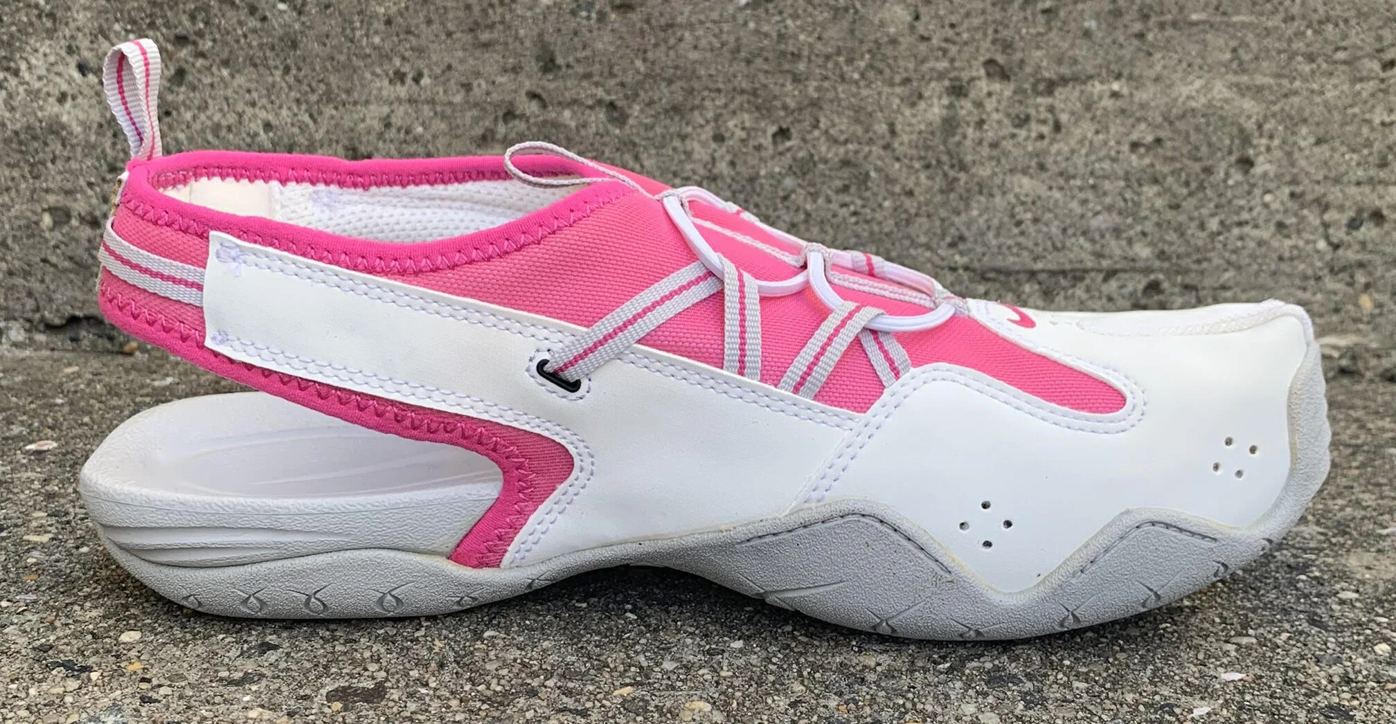 Women’s Nike Toe In Hot Pink / Neutral grey.