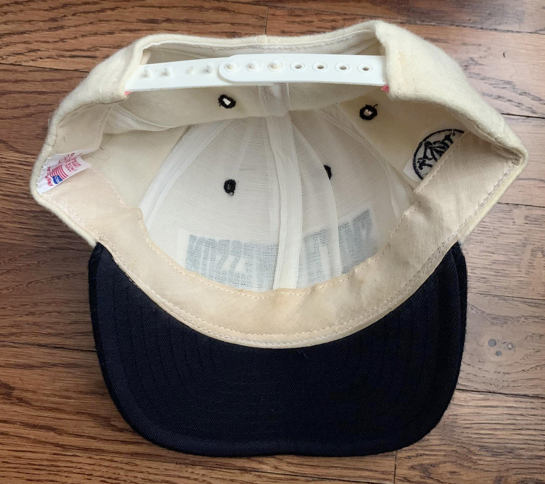 inside of smith hat .jpg