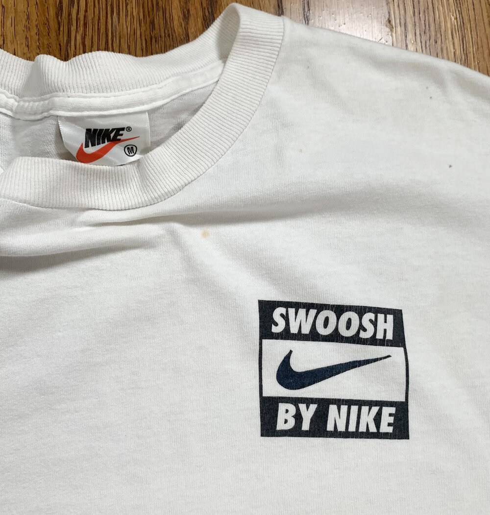 horizonte Alboroto Muchas situaciones peligrosas Vintage Nike Big Swoosh Navy T Shirt (Size M) — Roots