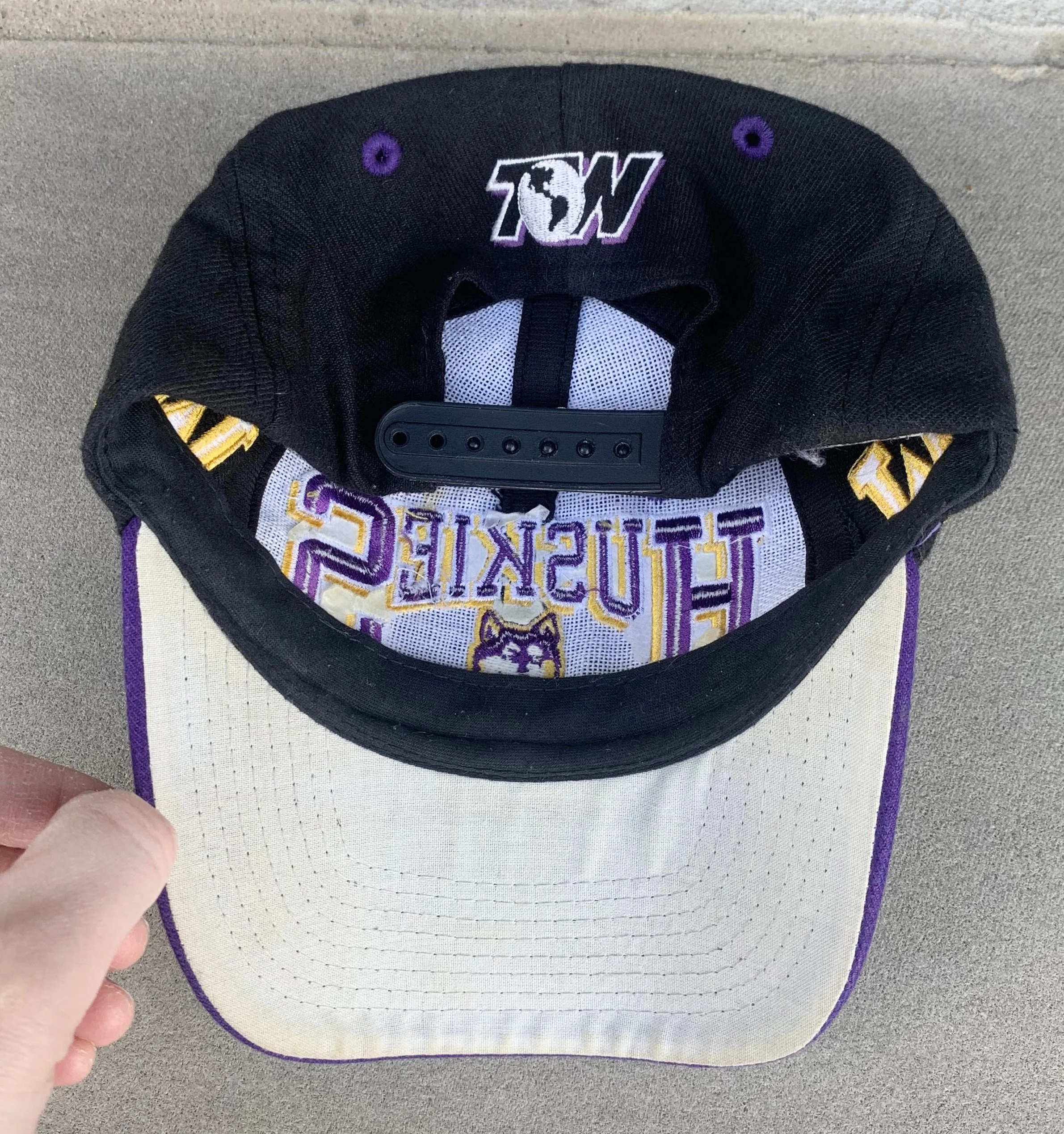 inside of huskies hat .jpg