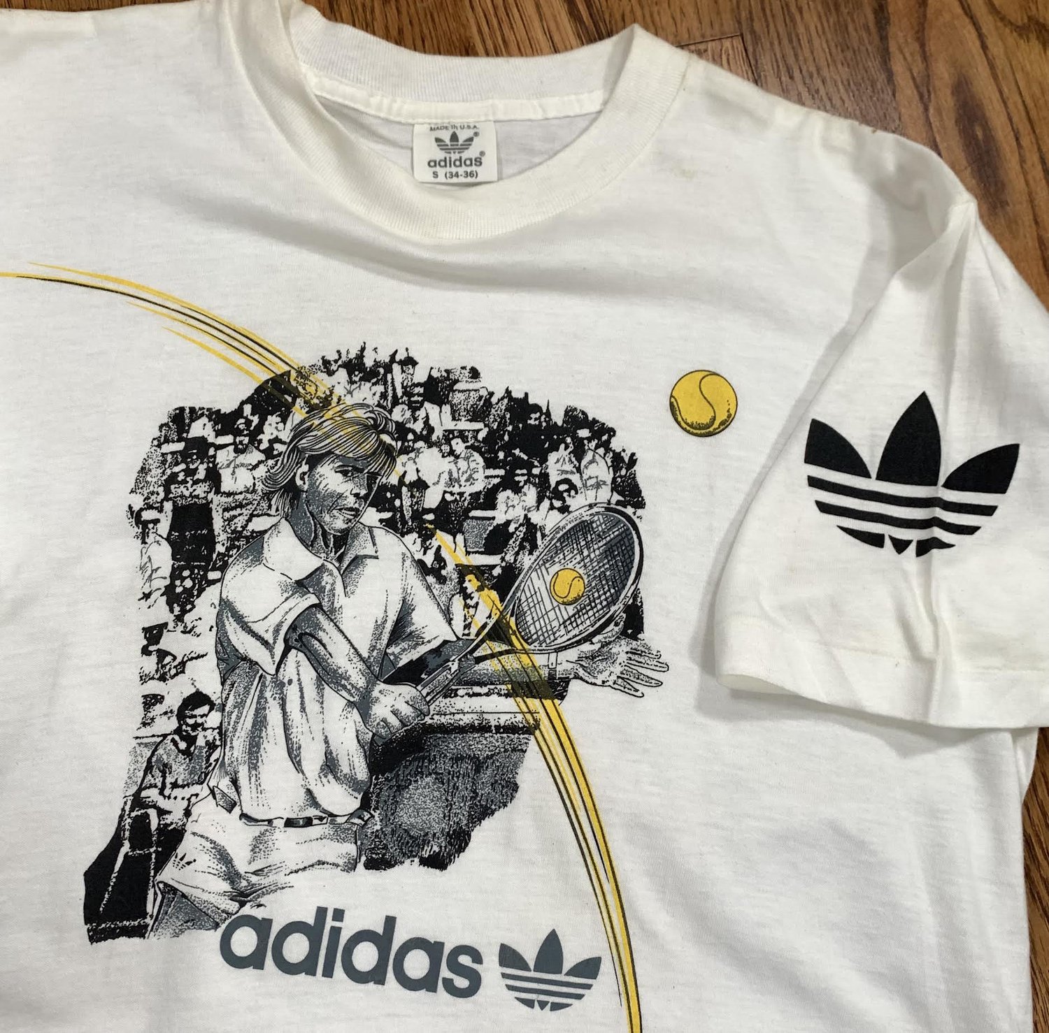 Otoño Amarillento refugiados Vintage Adidas Tennis T Shirt (Size S) — Roots