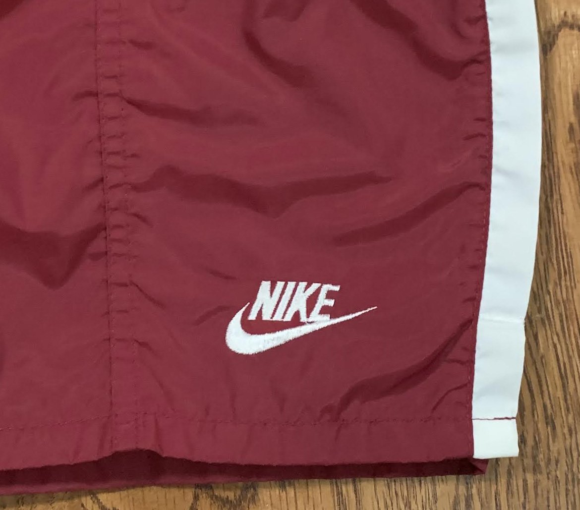 Registratie concept in de buurt Vintage Nike Maroon Nylon Shorts (Size M) — Roots