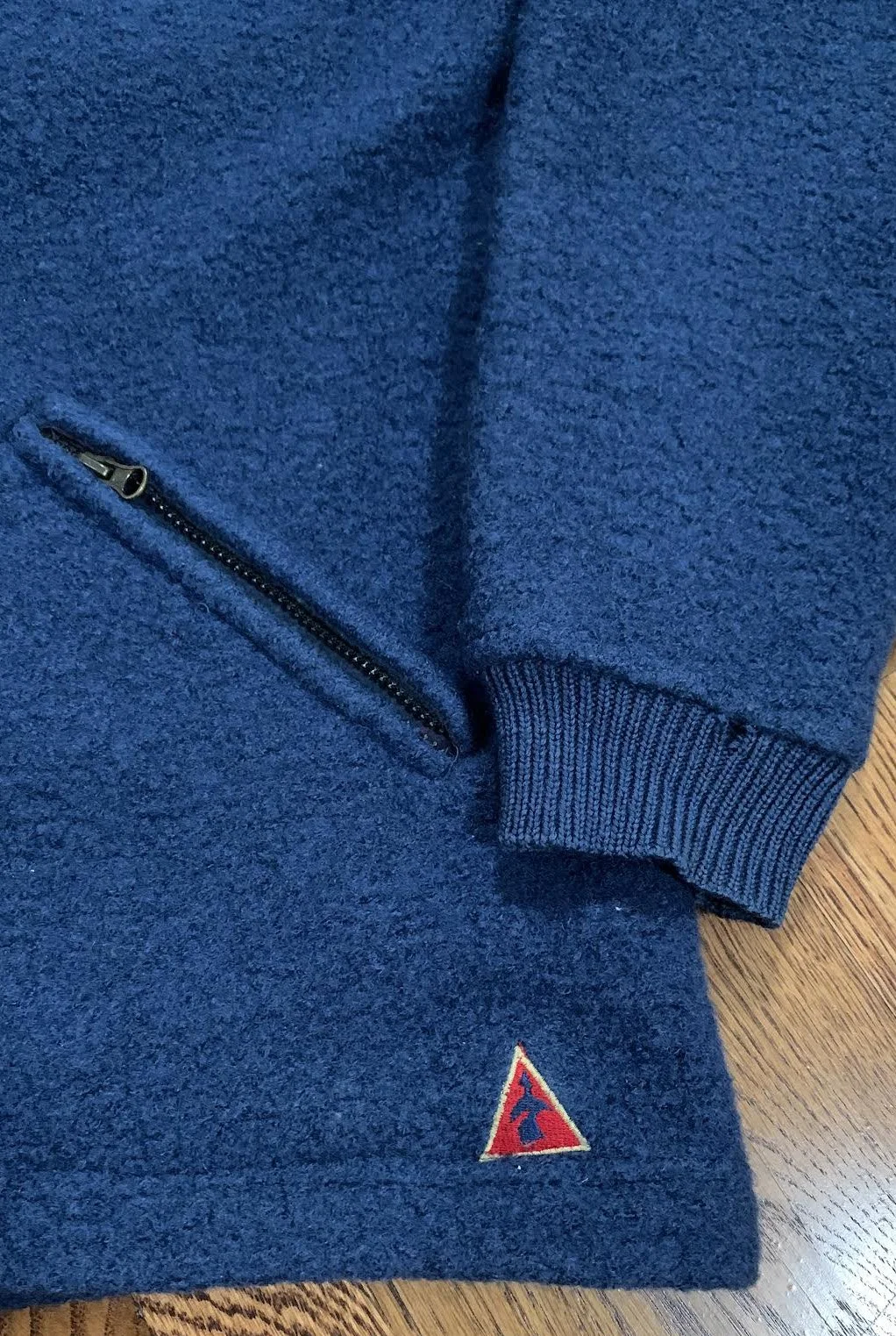 Burton logo and flaw on sleeve.jpg