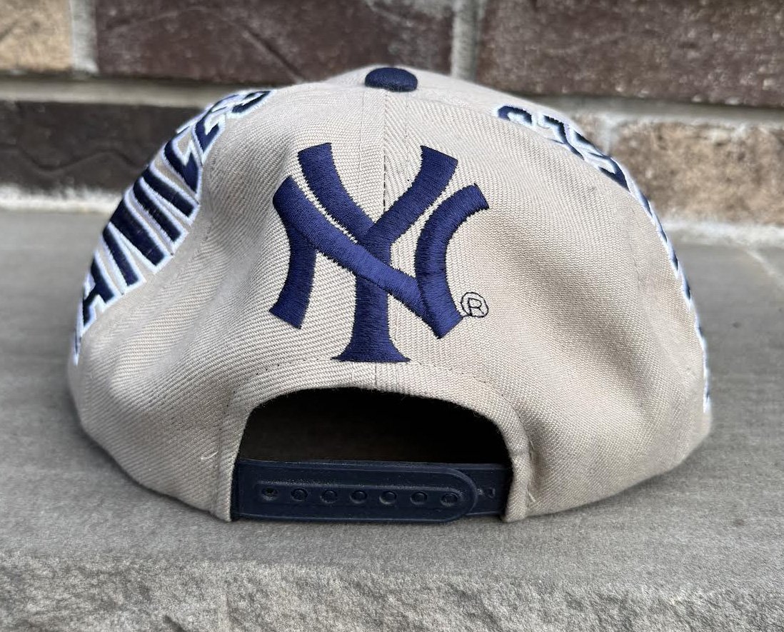 Back of Yankees snapback.jpg