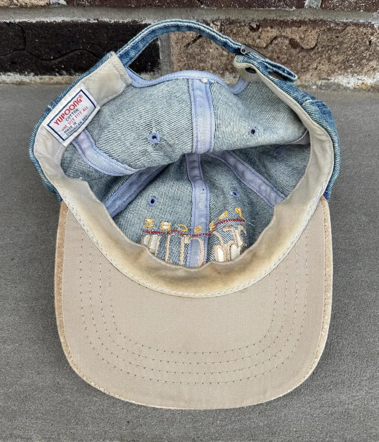 inside+of+Porsche+hat.webp